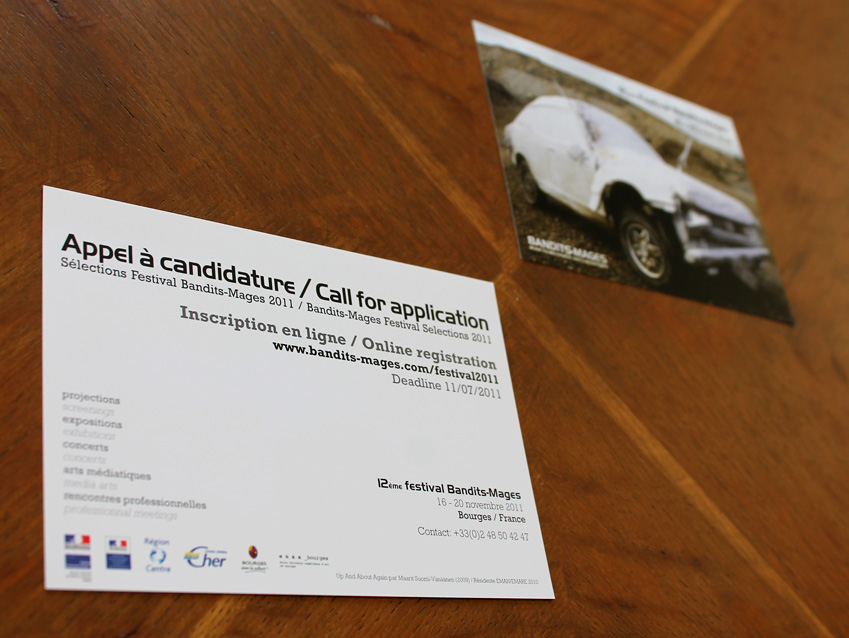 Recto du flyer: photo d&rsquo;une vieille voiture enneigée (tirée du travail de Maarit Suomi-Väänänen). Verso: information concernant l&rsquo;appel à candidature en français et en anglais.