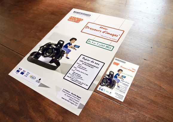Photo de l'affiche et du flyer posés sur une table.